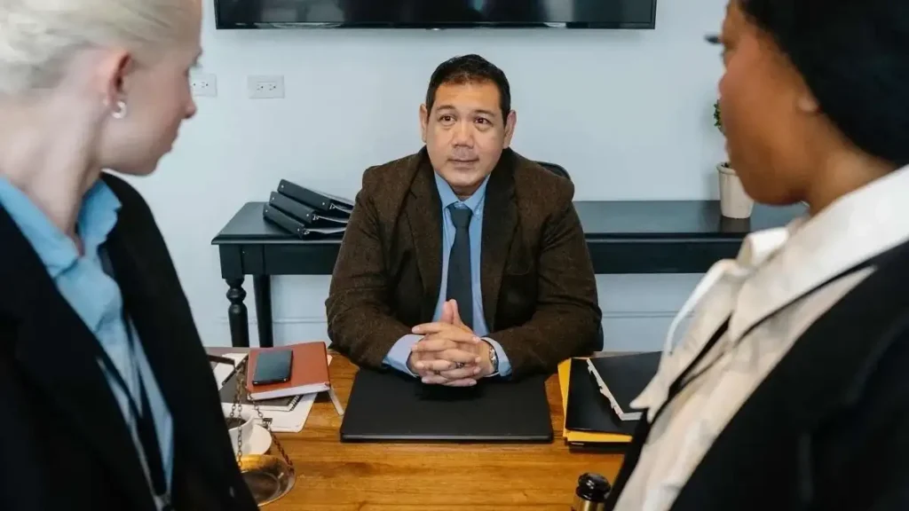 Advogados em Presidente Médici: Como contratar sem riscos